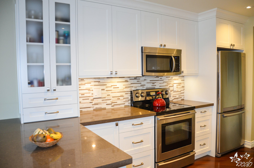 Transitional kitchen photo in Toronto
