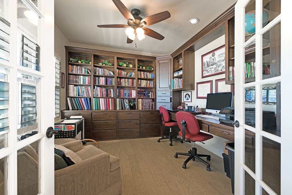 This is an example of a traditional home office in Austin.