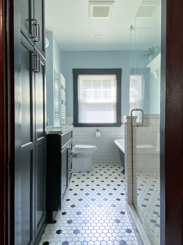 На фото: главная ванная комната в классическом стиле с фасадами с выступающей филенкой, серыми фасадами, ванной на ножках, раздельным унитазом, белой плиткой, плиткой кабанчик, синими стенами, полом из керамогранита, врезной раковиной, столешницей из искусственного кварца, белым полом, душем с распашными дверями, тумбой под одну раковину и встроенной тумбой с