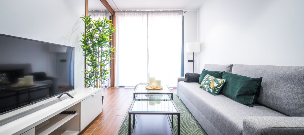 Balcony - mid-sized modern apartment balcony idea in Barcelona