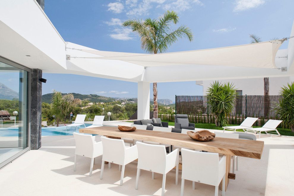 This is an example of a contemporary patio in Alicante-Costa Blanca with an awning.