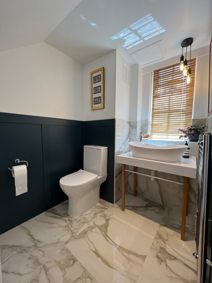 ロンドンにあるお手頃価格の中くらいなコンテンポラリースタイルのおしゃれなトイレ・洗面所 (分離型トイレ、青いタイル、磁器タイルの床、ペデスタルシンク、クオーツストーンの洗面台、白い洗面カウンター、独立型洗面台) の写真