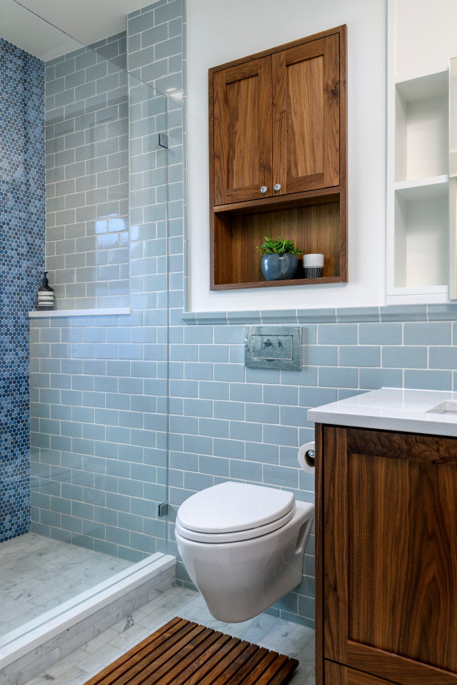 Example of a transitional home design design in Seattle