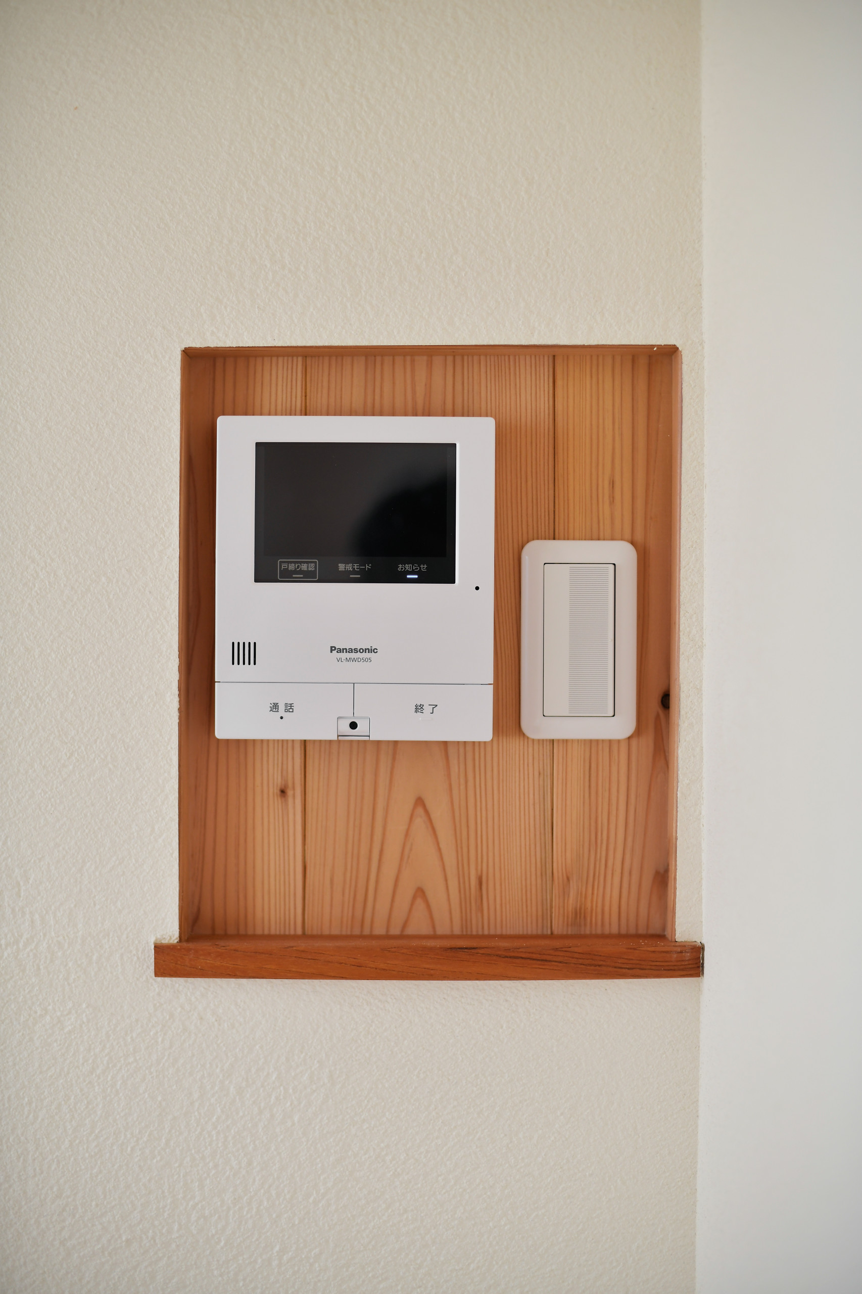 青い壁のバスルームとスタイリッシュな外観が印象的な家