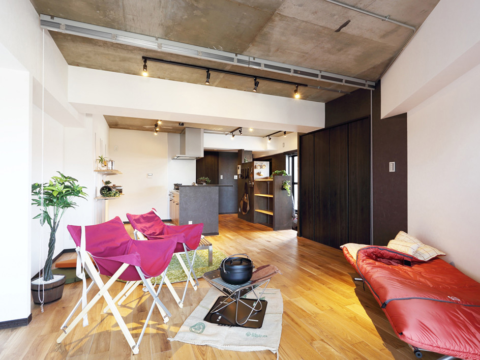 Uriges Hauptschlafzimmer mit weißer Wandfarbe, braunem Holzboden, beigem Boden, freigelegten Dachbalken und Tapetenwänden in Tokio