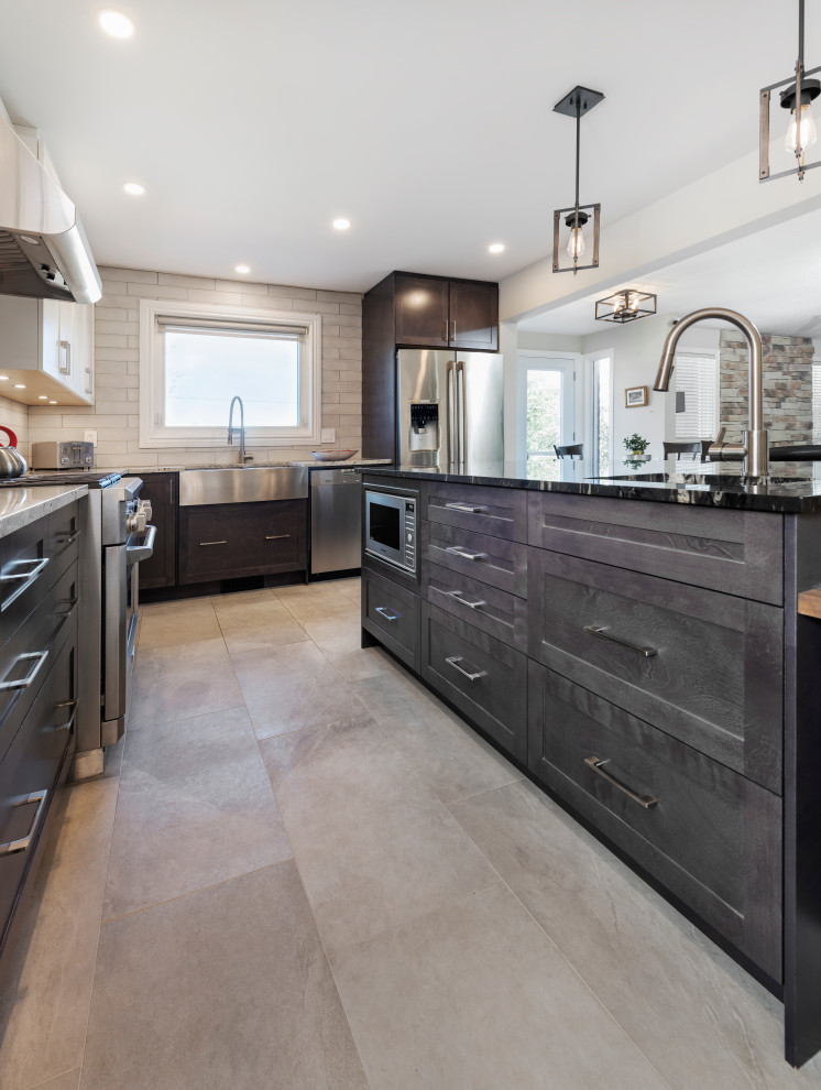 Transitional kitchen photo in Ottawa