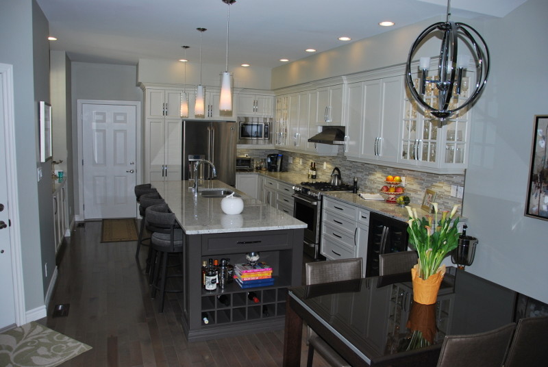 Inspiration for a transitional home design remodel in Toronto