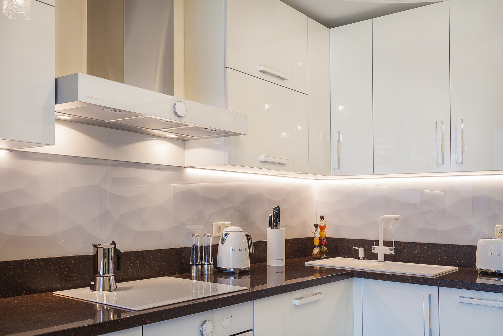 Светлая кухня в современном стиле