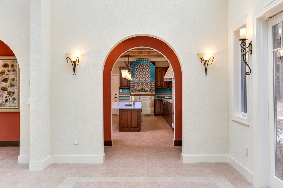 Foto di una grande sala da pranzo aperta verso il soggiorno mediterranea con pareti bianche, pavimento in vinile, nessun camino e pavimento beige