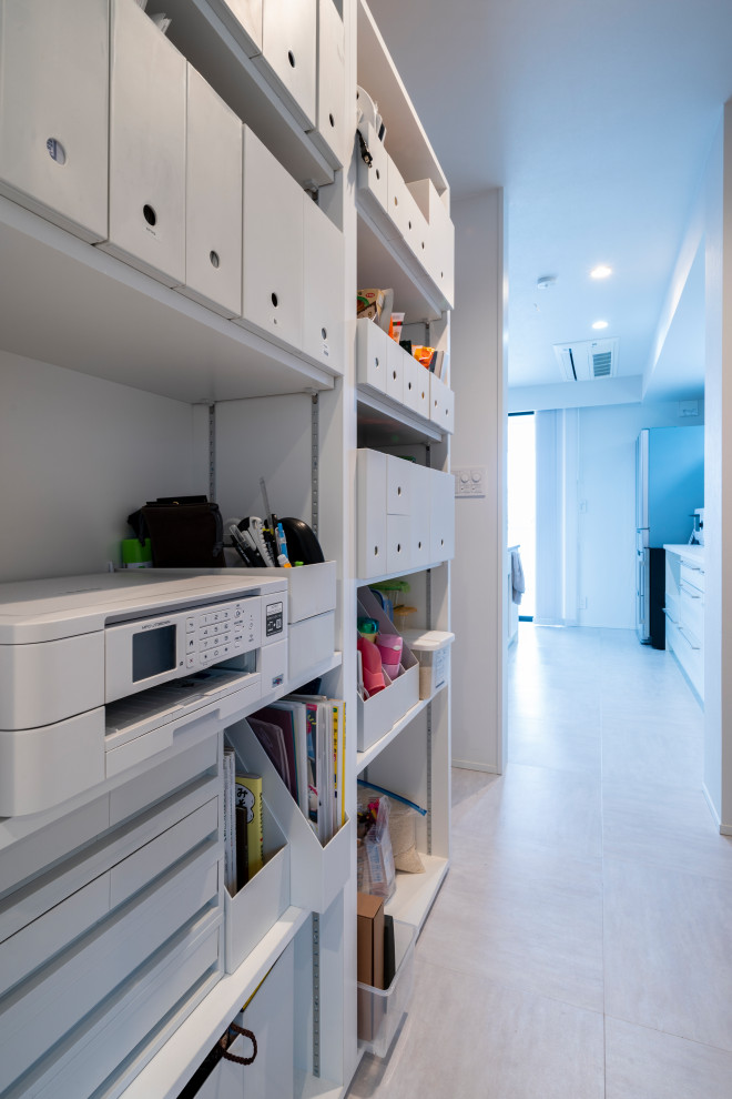 Источник вдохновения для домашнего уюта: большой шкаф в нише в стиле модернизм с белым полом и потолком с обоями