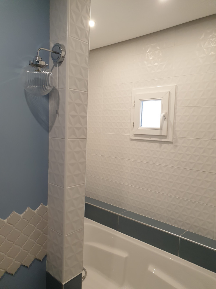 Пример оригинального дизайна: маленькая главная ванная комната в стиле ретро с отдельно стоящей ванной, душем над ванной, инсталляцией, белой плиткой, керамической плиткой, синими стенами, полом из линолеума, раковиной с несколькими смесителями, столешницей терраццо, синим полом, бежевой столешницей и тумбой под одну раковину для на участке и в саду