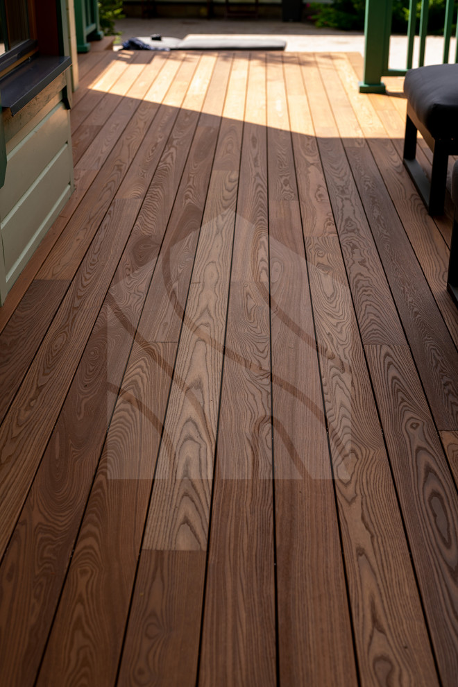 Терраса из термоясеня для загородного дома