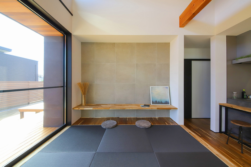 Immagine di un soggiorno industriale aperto con sala formale, pareti grigie, pavimento in tatami, nessun camino, nessuna TV, pavimento nero, soffitto in legno e pannellatura