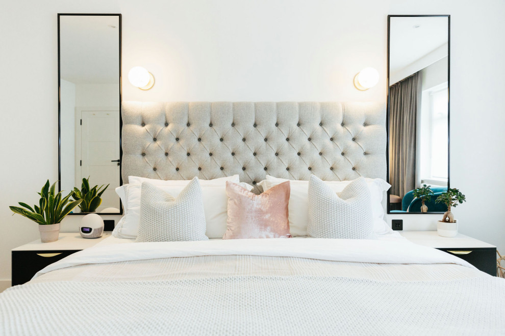 Свежая идея для дизайна: хозяйская, серо-белая спальня среднего размера: освещение в стиле неоклассика (современная классика) с белыми стенами, паркетным полом среднего тона и бежевым полом - отличное фото интерьера