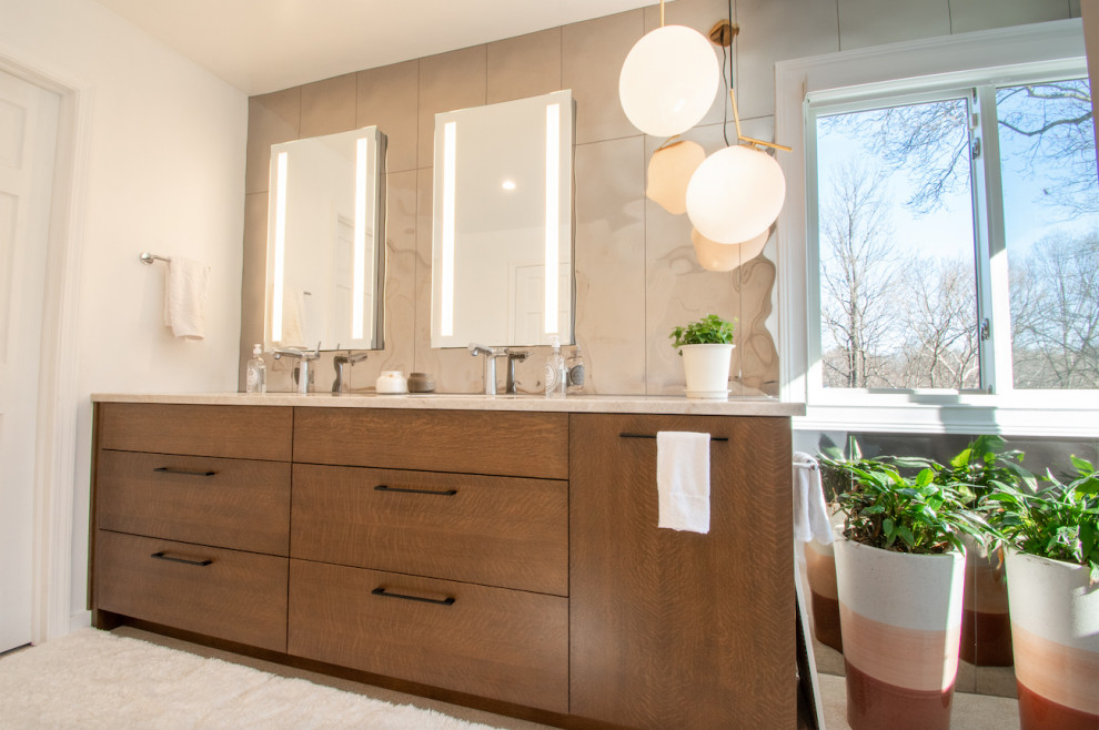 Bild på ett funkis beige beige badrum, med skåp i mellenmörkt trä, spegel istället för kakel och granitbänkskiva