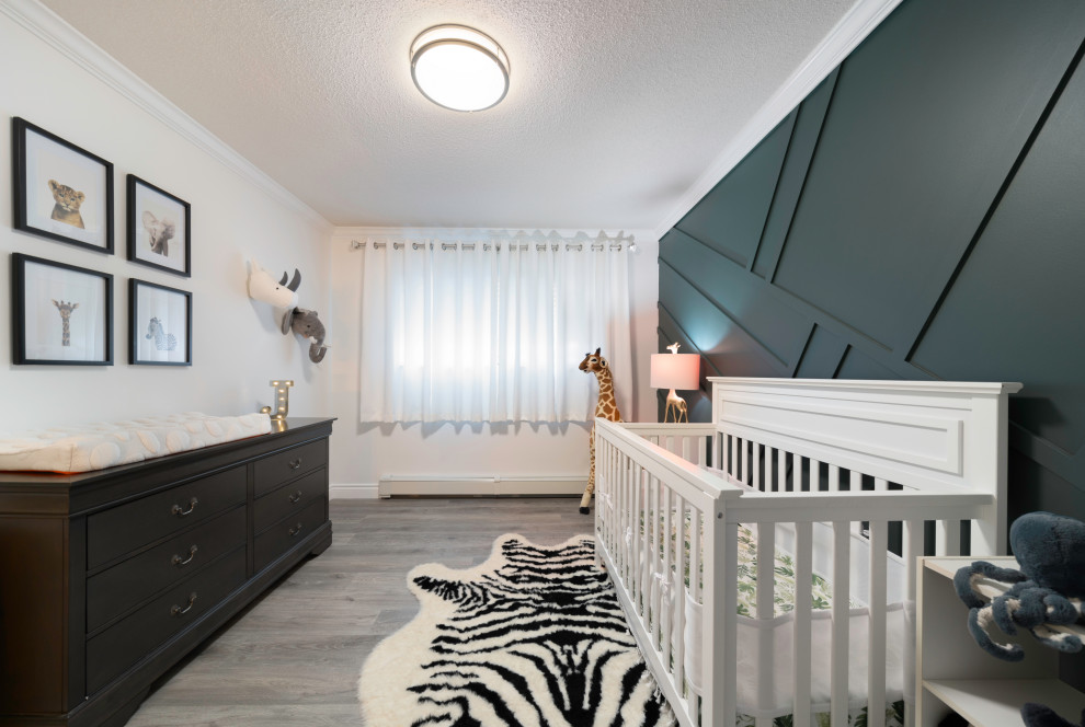 Foto de habitación de bebé clásica extra grande con paredes blancas, suelo de madera en tonos medios, suelo gris y panelado