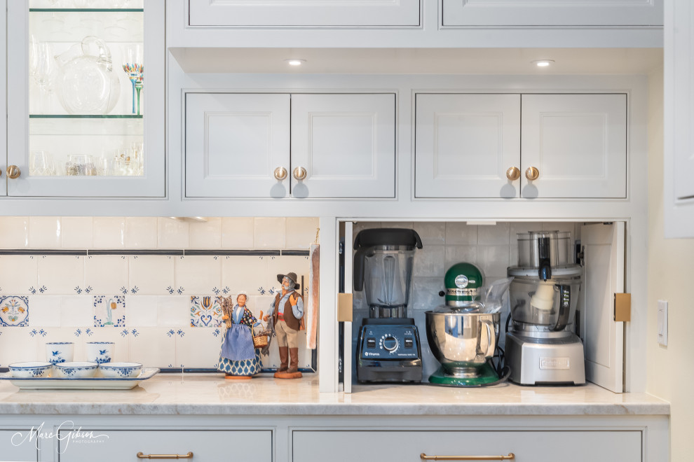 Beautiful Kitchen with Beautiful Backdrop