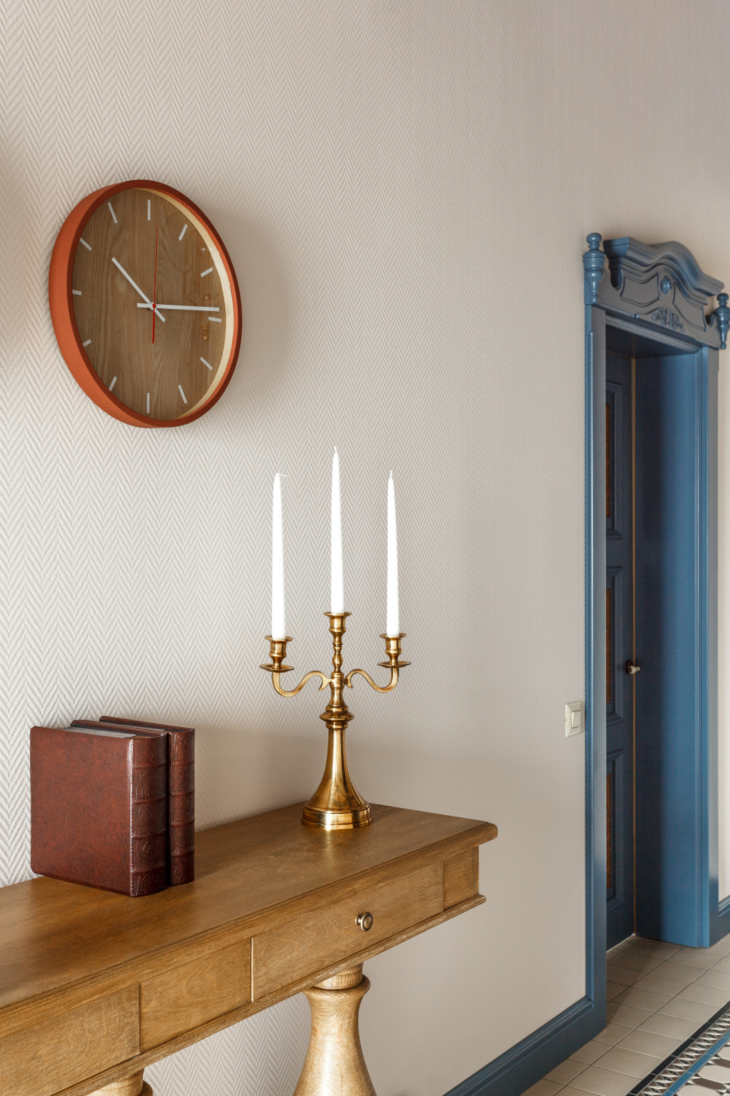 Винтажная прихожая в проекте загородного дома.