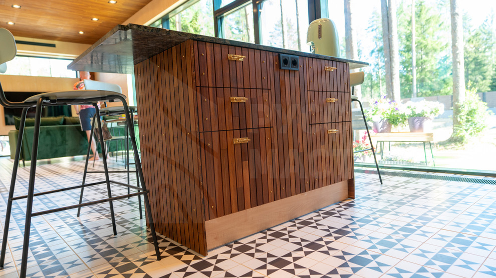 Гостевой дом: фасад из скандинавской доски, рейки из тика и шпонированные панели