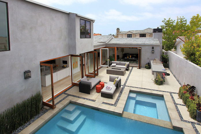 Inspiration for a modern pool in Los Angeles.