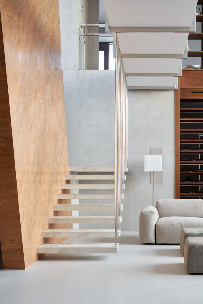 Идея дизайна: изогнутая лестница среднего размера в современном стиле с ступенями из плитки и металлическими перилами