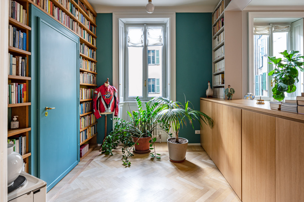 Mittelgroßes Stilmix Foyer mit blauer Wandfarbe, hellem Holzboden, Doppeltür, blauer Haustür und beigem Boden in Mailand
