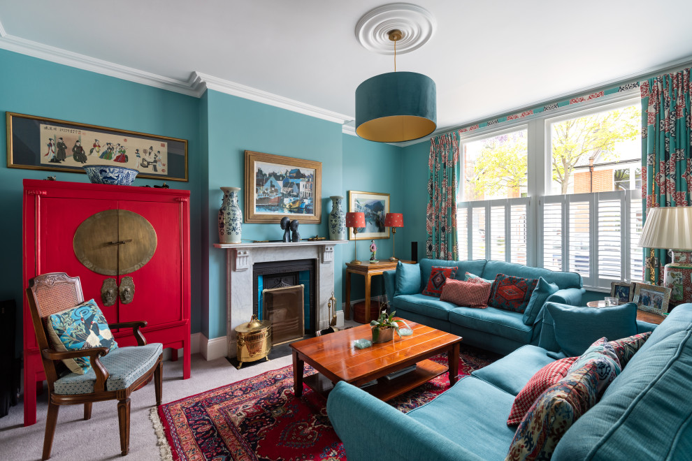 Источник вдохновения для домашнего уюта: гостиная комната в стиле фьюжн с синим диваном