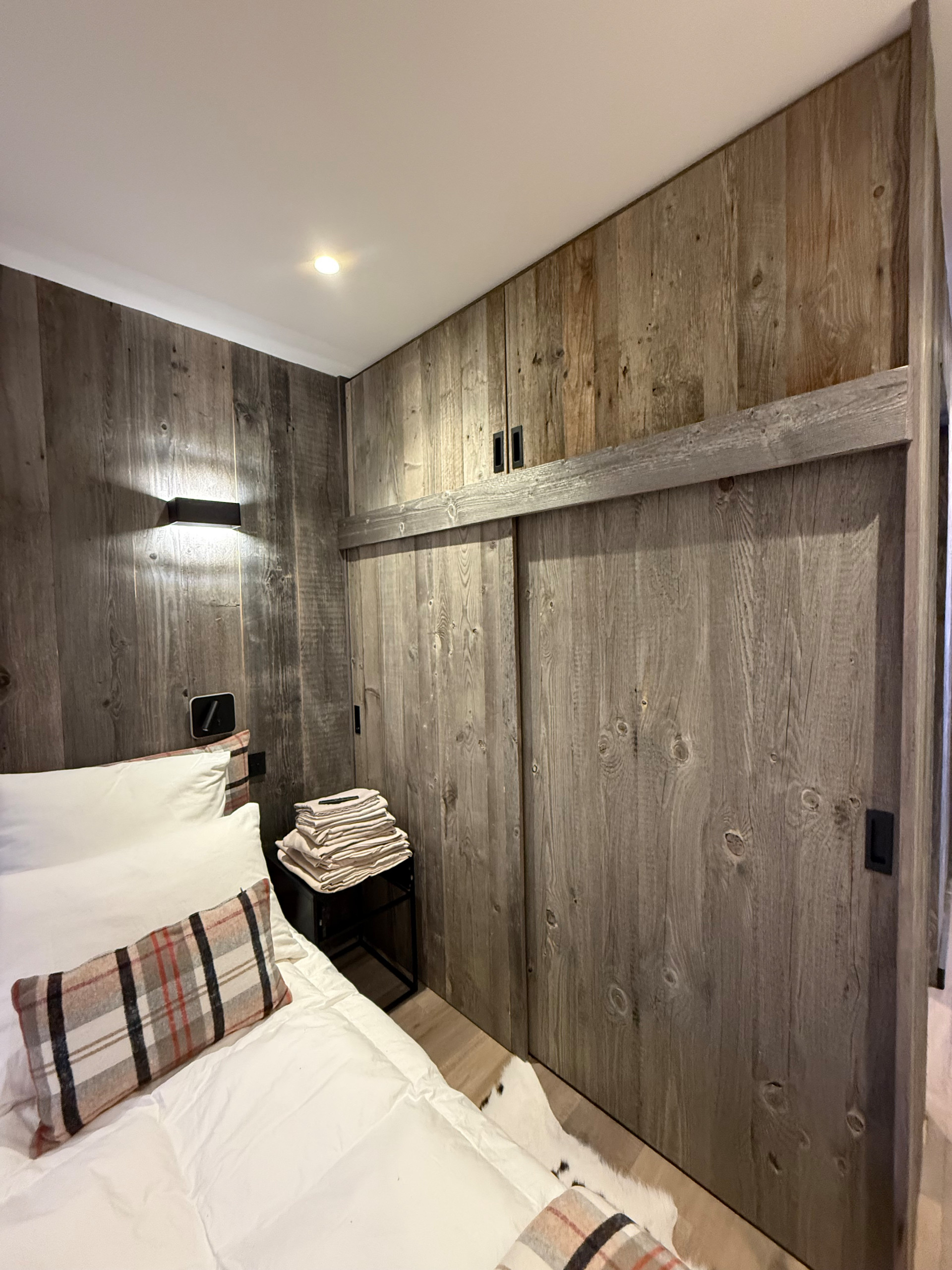 AGENCEMENT DRESSING EN VIEUX BOIS GRIS