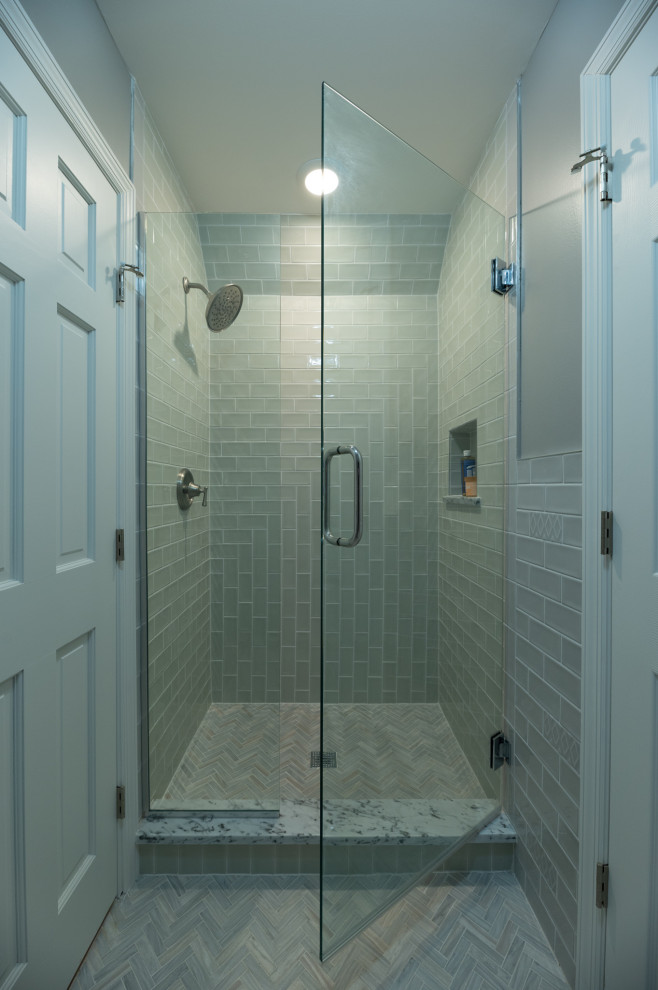 Immagine di una stanza da bagno con doccia aperta, piastrelle grigie, pavimento in marmo, pavimento multicolore e porta doccia a battente