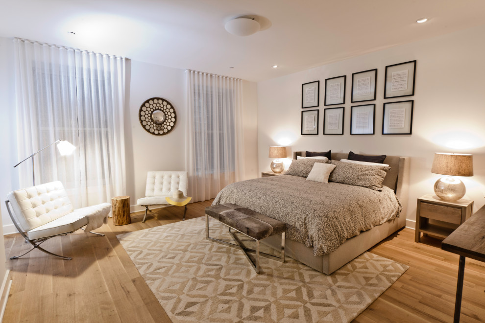 Foto di una grande camera da letto stile loft industriale con pareti bianche e parquet chiaro