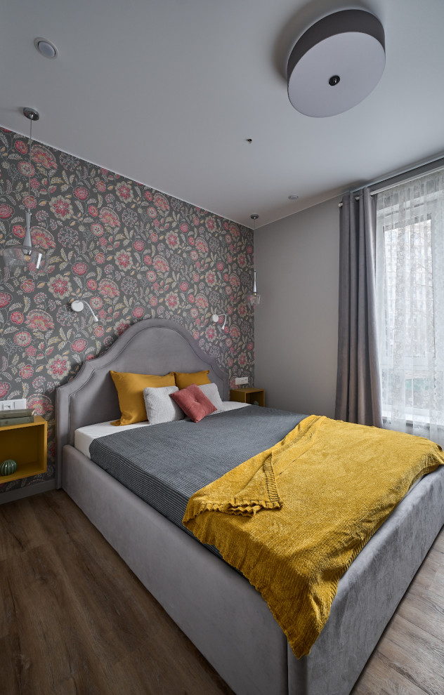 Ispirazione per una piccola camera matrimoniale contemporanea con pareti grigie, pavimento in vinile e pavimento marrone