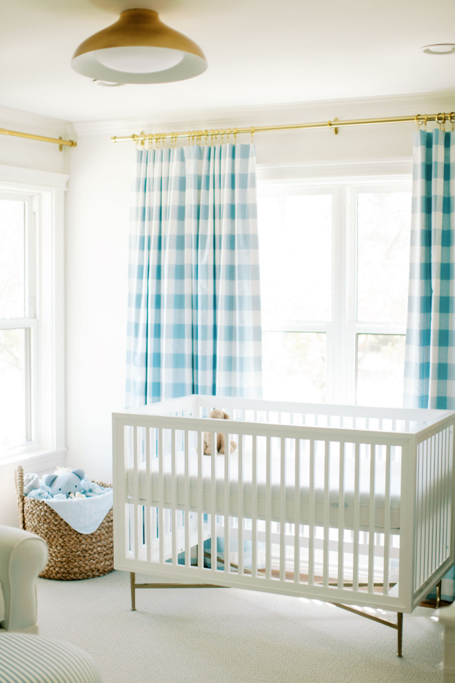 Diseño de habitación de bebé niño clásica renovada con paredes blancas y moqueta