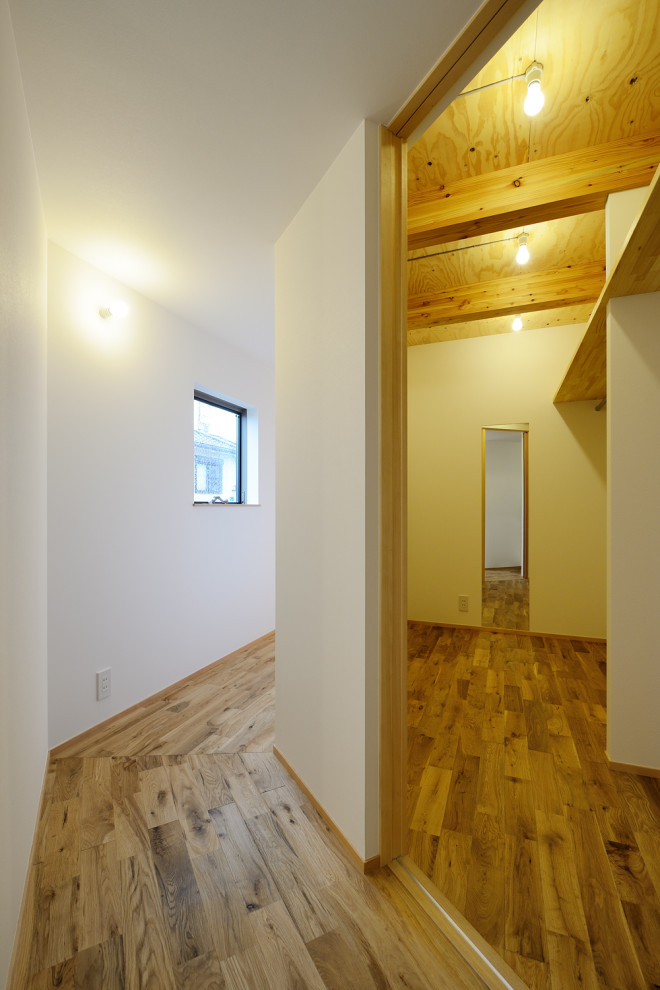 На фото: маленькая гардеробная комната унисекс в скандинавском стиле с открытыми фасадами, паркетным полом среднего тона, бежевым полом и деревянным потолком для на участке и в саду с