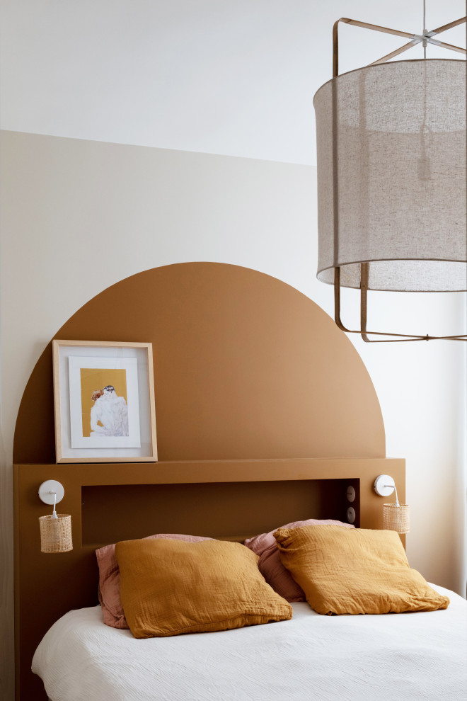 Idée de décoration pour une petite chambre parentale nordique avec un mur marron, parquet clair et un sol marron.