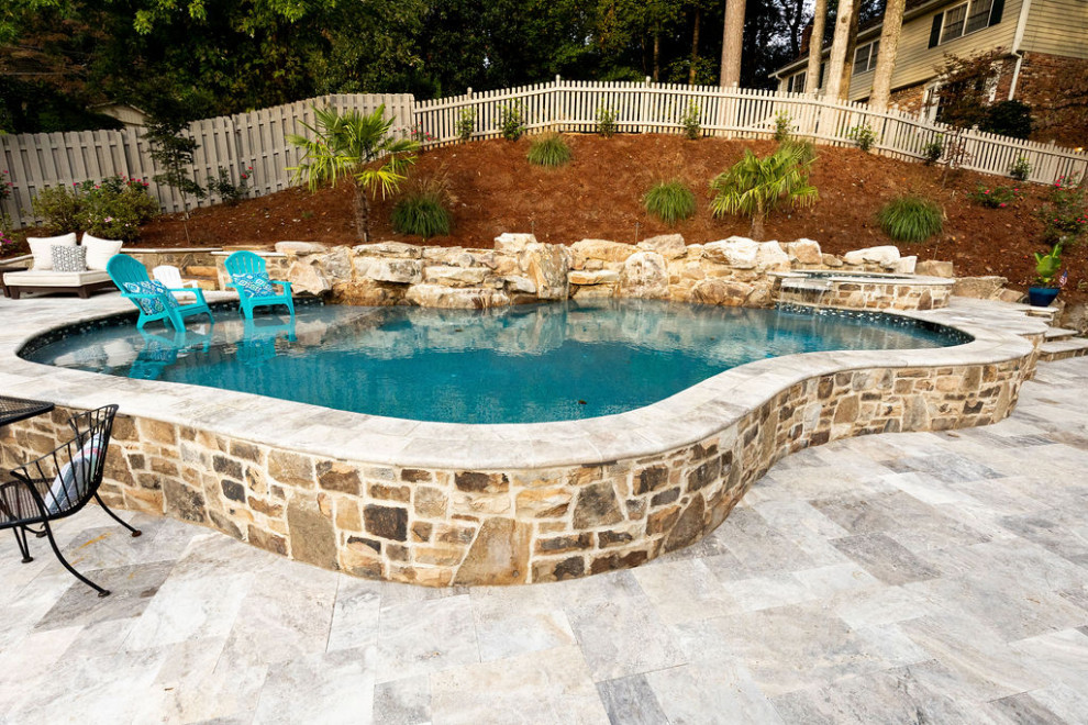На фото: большой естественный ландшафтный бассейн произвольной формы на заднем дворе в классическом стиле с