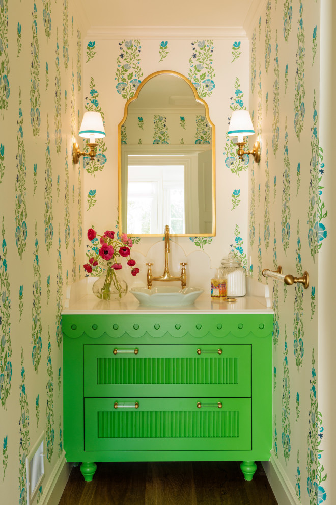 Foto di un bagno di servizio boho chic di medie dimensioni con ante in stile shaker, ante verdi e pareti verdi