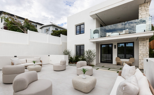 Modern Coastal Courtyard contemporary-terrace