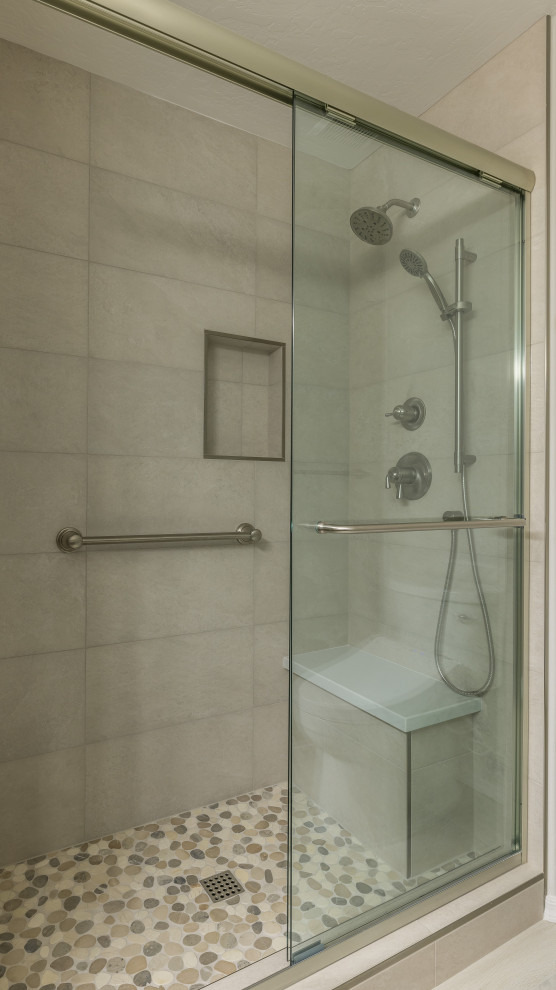 Inspiration för stora klassiska badrum med dusch, med en dusch i en alkov, grå kakel, porslinskakel, klinkergolv i småsten, flerfärgat golv och dusch med skjutdörr