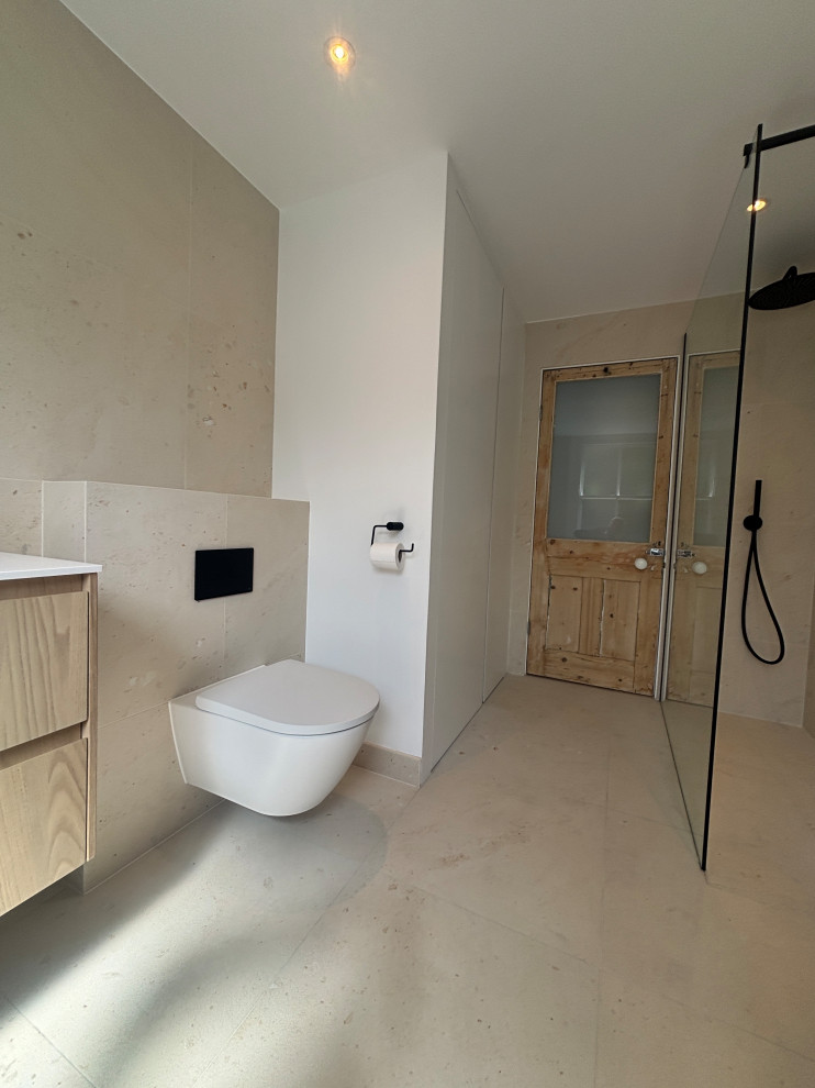 Family bathroom, E9