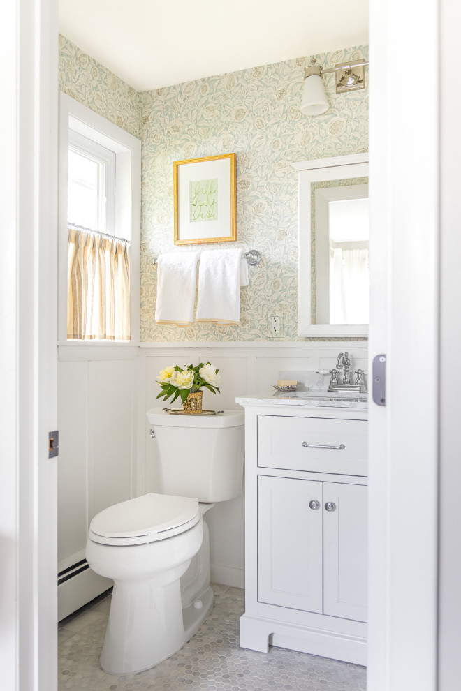 Immagine di un bagno di servizio classico con pavimento in marmo, top in marmo, pavimento bianco, top bianco e carta da parati