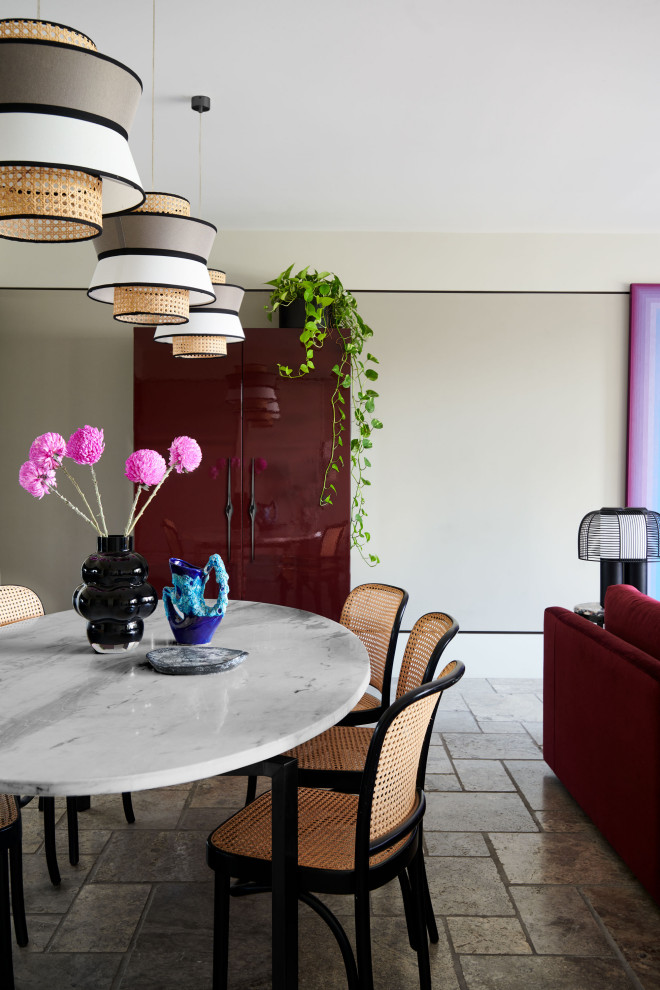 Стильный дизайн: гостиная-столовая среднего размера в стиле фьюжн с бежевыми стенами, полом из травертина, серым полом и панелями на стенах - последний тренд