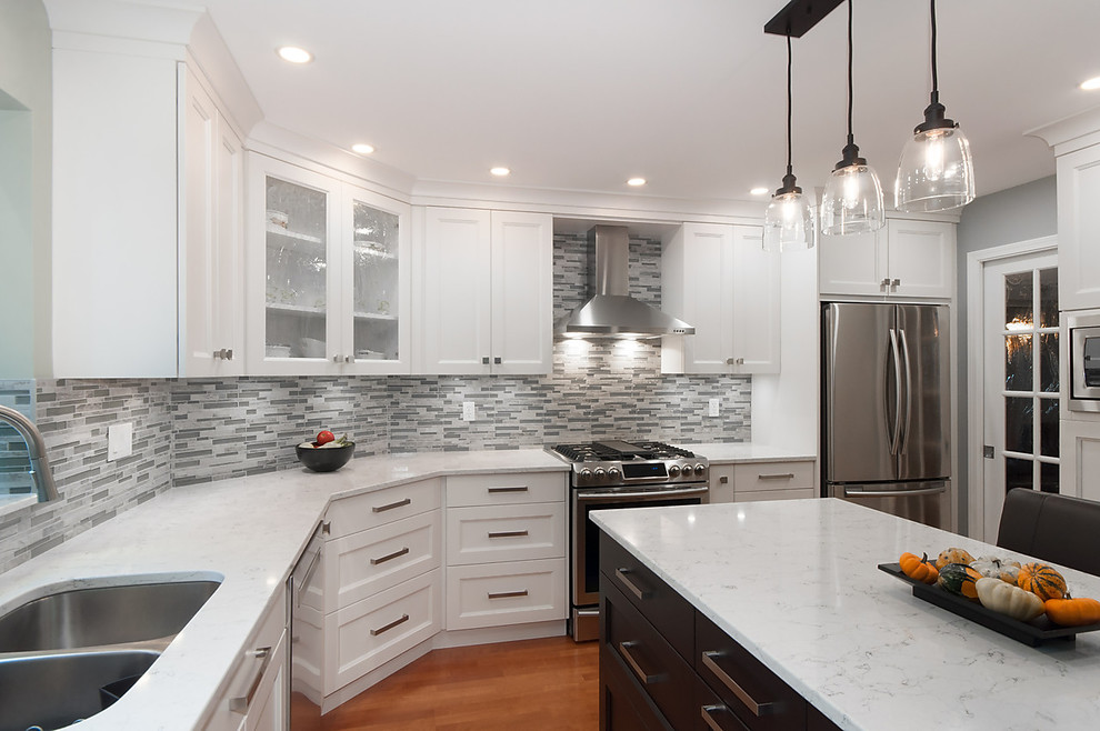 Kitchen - transitional kitchen idea in Vancouver