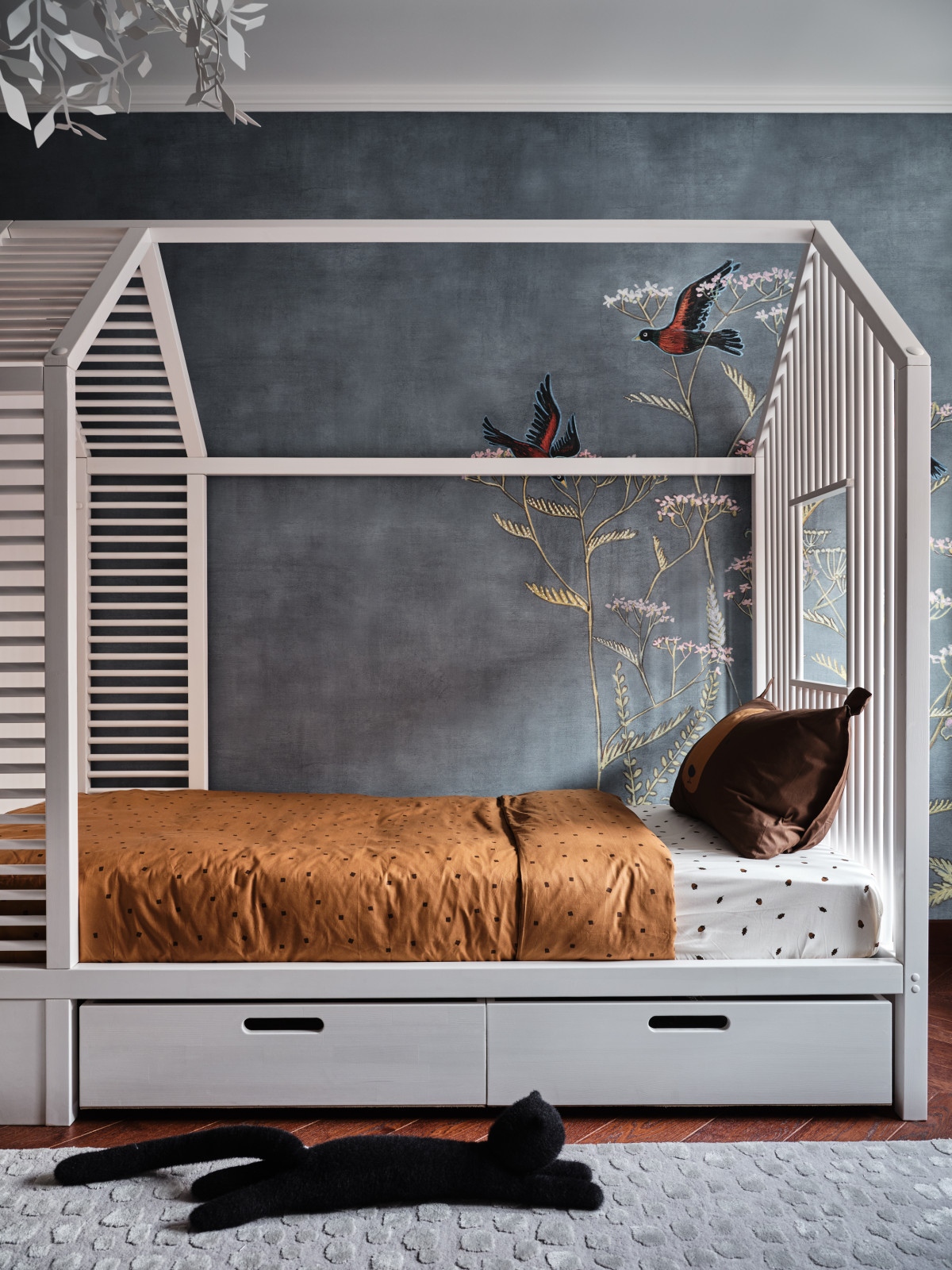 Яркий интерьер с антикварным декором