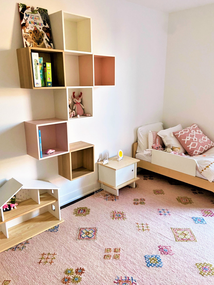 На фото: детская среднего размера в современном стиле с спальным местом, белыми стенами, ковровым покрытием и розовым полом для ребенка от 1 до 3 лет, девочки с