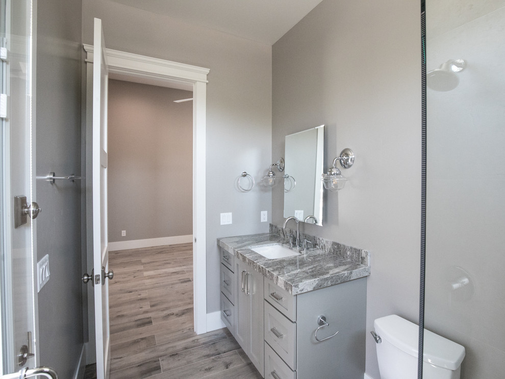 Example of a transitional home design design in Phoenix