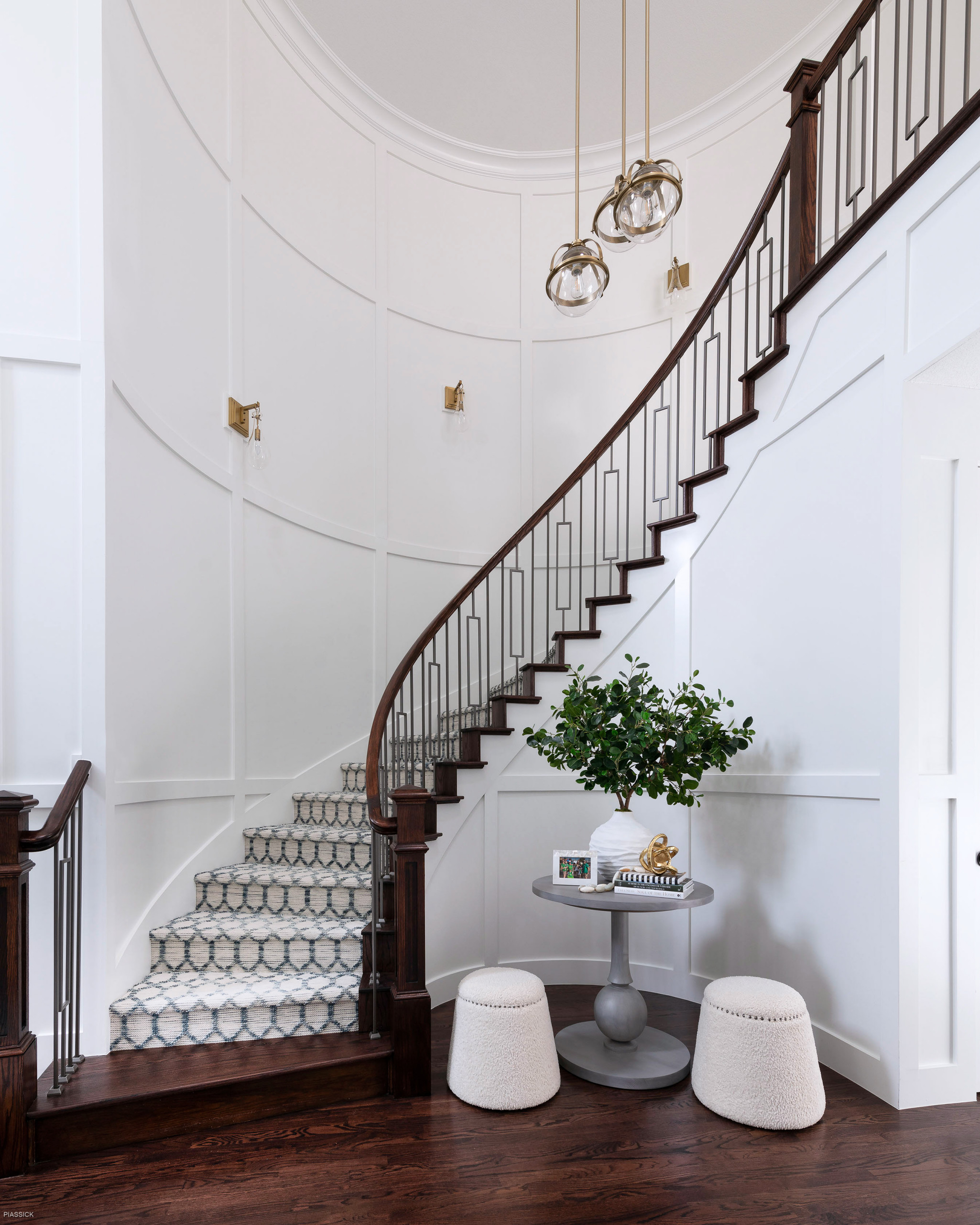 How to Decorate a Curved Wall Entryway: Stunning Style Tips