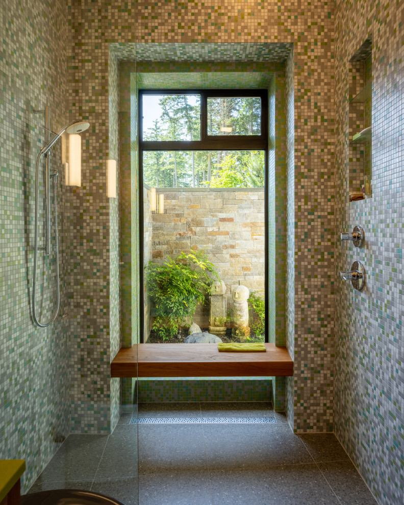 На фото: большая главная ванная комната в стиле модернизм с душевой комнатой, керамогранитной плиткой, зелеными стенами и открытым душем с