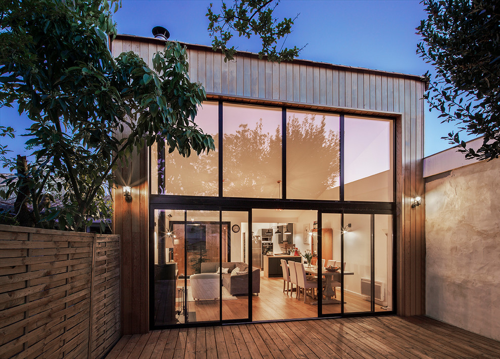 Photo of a mid-sized contemporary one-storey brown exterior in Bordeaux with wood siding.