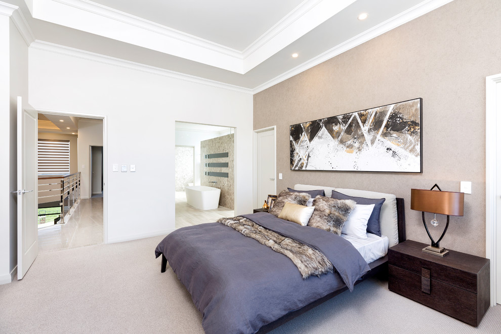 Esempio di una grande camera degli ospiti design con pareti beige, moquette, pavimento beige e soffitto ribassato