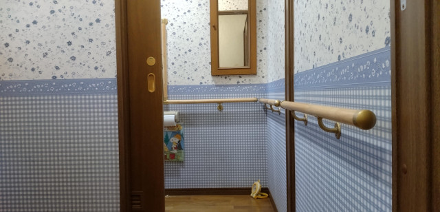 水まわりの手すり取付工事　トイレ、洗面、お風呂 moderno-bagno-di-servizio
